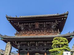 JR嵐山駅から北へ歩いてまず清凉寺へ。堂々とした仁王門。天気も快晴で暑いぐらいです。