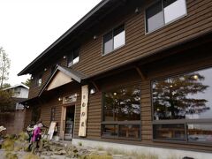 ★12：00
そろそろお昼どきということで、白駒の池にある山小屋「白駒荘」さんで食事していくことに。ここもまた、以前から気になっていて来たかった場所です。