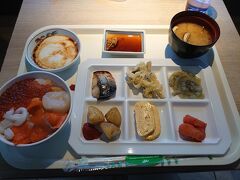 今日は開園時間にあわせて旭山動物園に向かいます。

その前に腹ごしらえ。

北海道のホテルは朝食バイキングでお好み海鮮丼が食べられるところが多いですね。
今日は昼が遅くなる予定なので朝からがっつりいっときます。

いくらがかけ放題なのは贅沢だなぁ。