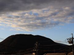軽井沢駅に着きました。
駅のデッキから見える離山。
