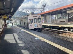 新幹線と伊豆急行線を乗り継いで、河津駅に到着。
JTBのプランでしたが、時間が合わず、伊豆急行線を走るリゾート列車には一切乗車できず。。。この何の変哲もない旧東急通勤電車で到着。
熱海9:40 →（電車：伊豆急線）→ 河津10:55