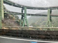 途中、河津七滝ループ橋という、円形に重なった道路を通ります。
これ自体が観光スポットになっているようです。