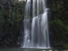 桜滝到着。落差２５メートル、幅１５メートルの見事な滝です。スーツ姿で行ける滝はすなわち観光滝ですが、駅から歩いて行ける滝となると珍しいでしょう。２０１９年４月９日に放送された『マツコの知らない世界 ２時間ＳＰ』で、「楽して行ける秘境の滝」ランキング第１位として紹介されました。