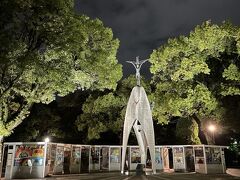 禎子さんの像も昼とは違った雰囲気
ライトアップされていた