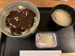 11時開店。おひとり様なのでカウンター席に通されました。
すぐに注文！（入口で食券購入スタイル）すると、7分で出てきました。

濃いめのドミグラスソースが食欲をそそります。
カツは薄めですがサクサクして美味。
あっという間に完食！美味しかった！（食べるの早いんです）
ちなみにサイズが色々選べて良かったです。私は宿での夕食に響かないよう、小さいサイズを食べましたが、ちょっと足りないくらいで逆にちょうどよかったです。