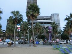 ここのビーチロード沿いはひっきりなしにソンテウが走っていて人通りも多く、隣の渡る人と一緒に渡らないとタイミングが難しいです。ベトナムのようです！！