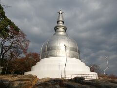 東照宮からの幅広い登山道と合流し、もう少し歩いた所で銀色の塔が姿を現しました。
二葉山平和塔という名の仏舎利塔の周囲は公園風になっていてベンチが並び、休憩や眺望を楽しむのにちょうどよい場所。