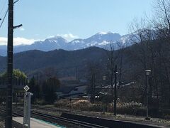 ぶらりと駅のホームを柵越しに覗くと、神々しいようなカムイミンタラ。