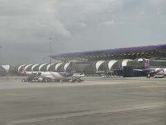 シンガポールからBKKにやってきました。
懐かしいターミナル・・・ですが、上の部分にあんな紫のライティングあったっけ？？？
