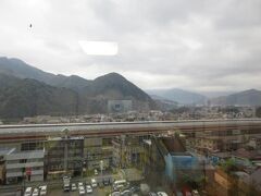 越後湯沢に宿泊して2日目の朝。今日も快晴です。新幹線の向こうに越後湯沢の街が見えます。