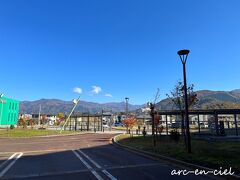 【11月6日（日）1日目】
飯山駅へ到着。
数年前の冬、この駅から木島平スキー場へ向かいましたが、一面雪景色だったので、まったく眺めが違い、同じ駅とは思えません（^^;）。