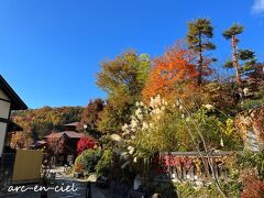 途中、紅葉の美しい場所があり、足を止めると、「ふるさとの湯」と看板がありました。
あとでわかったことですが、こちらは内湯の外に、露天風呂を楽しめる入浴施設です（入浴料：500円）。