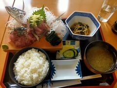 ちょうどお昼の時間なので、駅前のうめや食堂でランチ。とりあえず鯵のお刺身が食べたくて。