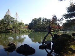 兼六園へ向かいます。あの灯篭を発見、人が一杯