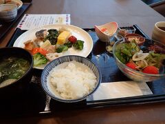 おはようございます！
勝山市の朝です。

朝食は朝６時半から１階レストランでビュッフェ形式です。
メニューは豊富で美味しかったです。
お野菜もたくさん。