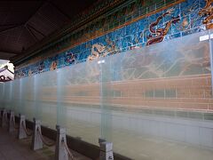 九龍殿にある九龍壁。
周囲のガラスが劣化して残念ですがこれはとても美しかったです。

中国の瑠璃瓦を使っているそう。