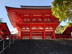 今日の最後の観光、近江神宮
明日お参りする予定だったけど、渋滞もなくとってもスムーズだったので、急遽本日のプランに。
朱赤の楼門が青空に映えて、美しい!!