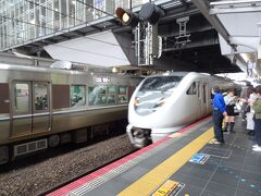 まずは、「こうのとり３号」城崎行き。３連休の初日、出発は９時過ぎ、それで４両編成なので、当然満席でした。
新大阪始発なので、大阪駅では発車時間間際まで入線しません・・・

入線中の電車なので、ブレてしまいました・・