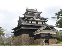 松江城はホテルから近いので徒歩で向かう。松本城を思わせるような漆黒の壁がきりっとしている。