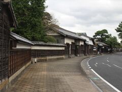 お濠沿いに武家屋敷が並ぶ道をてくてく歩いて、松江城公演をほぼ1周。その後バスで松江城に行ってレンタカーを借り、宍道湖北岸沿いに出雲へ向かう。