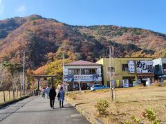 車で向かったのは龍王峡。朝10時に到着しました。駐車場はほぼ一杯になっていました。