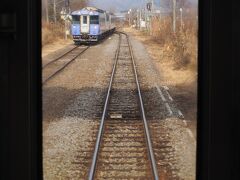 安足間駅で列車交換。