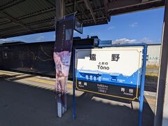 撮影後は再び遠野駅に戻ってきました。SL銀河は往復遠野駅で長期停車するのでその間、駅に入れば乗客でなくても車内や車両を自由に見学できます。明日のツアーではゆっくり見学する時間がないかもしれないので、今日は車両の見学も兼ねて撮影にやってきました。
