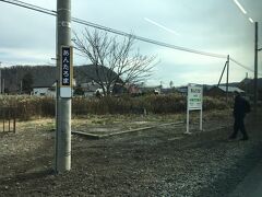 さらに、中愛別、愛山と大雪の山懐へ分け入ります。
北海道にはアイヌ語に由来すると思われる地名があちこちに。
そんな駅名を見ているだけで「旅」を感じる。
次は安足間（あんたろま）。
アイヌ語で、片方が高い崖になっているところ、とか淵のあるところといった意味ではないか言われているようです。
しだいに石狩川の両側に山が迫ってくるような地形です。

鉄っちゃんと思われる(だいたい乗客の６～７割が鉄っちゃん)男性が一人降りてゆく？
グーグルマップで見ると、すぐ近くに「山の食房」という人気の食堂があるようですが、まだ10時を回ったところで昼飯には早いですね。
次の上川行き普通列車は二時間半後なので、ブラブラしてお昼を食べるか、あるいは30分後の旭川行きで戻るか。
こういう謎めいた行動をとるのが鉄っちゃんですから、想像力をくすぐられる。