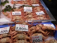 海産物はあちこちに有りました！
蟹を売っているお店がありました。
「よし！ここで蟹さんを買うぞ！」
これは雌の香箱ガニです。福井県ではセイコガニと言います。
卵が沢山あるかどうか分かるように裏返しに並べているのでしょうか？