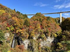 青空をバックに、高速道路の橋脚も絵になります♪