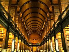 トリニティカレッジ。
美しい図書館が好きなので、訪れました。
有名なケルズの書は撮影禁止でしたが、展示されていましたよ。