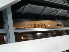 朝、駅にスーツケースを預けていたので、会社の帰りにそのまま空港まで行きました。
時間はかかるけど航空券が安かったので、エミレーツ航空でアイルランドへ。