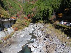 12時前頃、べふ峡に到着しました。
駐車場は川の両側にあります。
私達が帰る頃には駐車場の空き待ちの列が出来ていました。