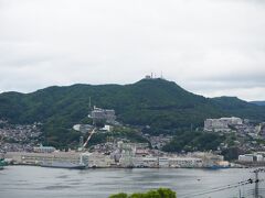 道の途中から夜景スポットとして有名な稲佐山が見えました。