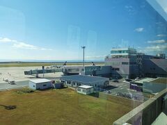 神戸空港にやって来ました。軽井沢旅行以来です。天気がよく青空です。