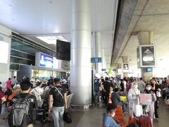 タンソンニャット空港に到着しました。
久々の海外の空気と熱気溢れる雰囲気に感動。
日本と同じくほとんどの人がマスクをしており安心です。