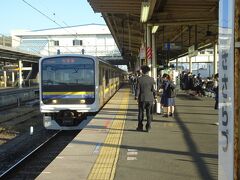 2日目は木更津駅から出発です
内房線を南へ、まずは7:38発上総湊行きに乗車して出発します、朝の駅は通学の学生が多いです