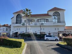 朝日を浴びた館山駅舎は地中海風の建物です