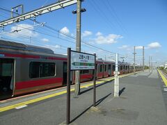 11:35、列車終点の上総一ノ宮駅に到着、向かいホームに長い編成の電車が待っていました11:39発の快速東京行です