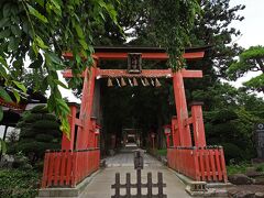 再びパラパラ小雨が降り始めたので、猫神社に満足してそのまま車に戻ろうとする夫を説得し“遠野郷八幡宮”も参拝する。