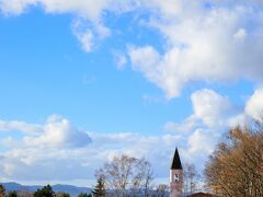 近くまで来たので美馬牛小学校も。
手前の畑で発芽がみられ、去年よりは良い写真になった。