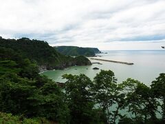 小本海岸の南に突き出た赤松の茂る半島が、三陸復興国立公園屈指のビューポイント“熊の鼻”。
展望台に上がってみると、少し空の色が明るくなって海の色が澄んで見えた。
こんなに景色が良いにもかかわらず、誰も居ないので絶景を独占する。