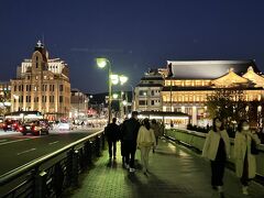京都河原町駅を出て四条大橋を渡る。