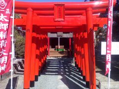 日吉神社に行ってみたが、目印にしていたお多福のくぐり門が見当たらない。巫女さんに聞いてみたら、正月から４月までの季節限定とのこと。