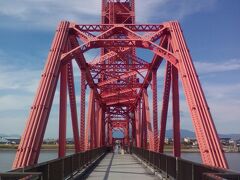 筑後川昇開橋に到着。手前の公園に自転車を停めて鉄橋まで歩く。一応自転車も押して通れるようになっていた。全長507ｍあるので結構歩く。
昭和１０年に鉄道橋として開通。