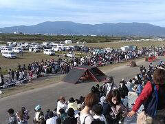 ちょうどトライアルバイクショーが終わったところで、次に目当てのキーグラブレースが始まるはずだが。河川敷には高さ２～３ｍのポールに50cmほどのカギ型が6か所ぶら下げてあって、それを気球に乗って手づかみするらしい。それぞれに賞金10万円とか名産品セットとか貰えるそう。