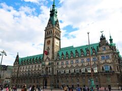 Rathaus（市庁舎）

ネオルネサンス様式の美しい市庁舎です。ファサードには、カール大帝、バルバロッサ始め、神聖ローマ皇帝の20体の像が施されています。