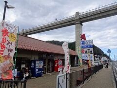 さて、空の駅と同じ敷地には道の駅があります。このあたりでは、唯一の飲食店。
たしかに、Googleでは他の食堂も出てきました。しかし、近くのものは閉まっていて、遠くのものは電話しても応答なく・・・

あれだけの人がいて、食事はここしかできないので、当然すごい人です。しばらくの間、食券の販売を止めるほど。
よって、長い列になってました。並んでいる間、妻と交代で散策します。