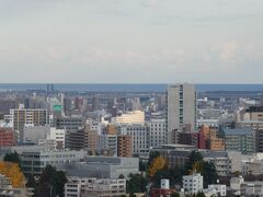 結局仙台駅からひたすら歩き、かなりの坂道を上り、ようやく青葉城跡までたどり着きました。
高台のこの地からは、仙台の街を一望できます。
