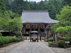 立石寺中堂（根本中堂）
日本最古のブナ材建築で比叡山延暦寺から移送された
不滅の法灯が安置されている御堂です。
